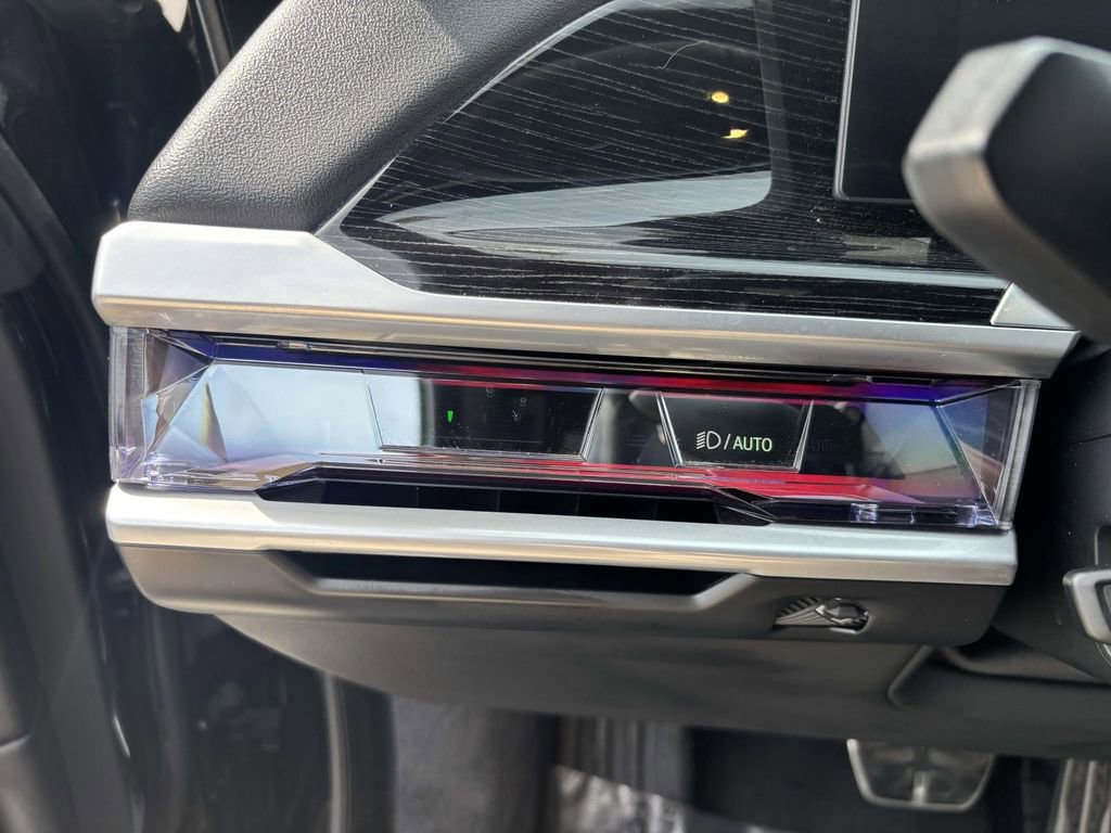 Used 2025 BMW 740i xDrive AWD/4WD image 26