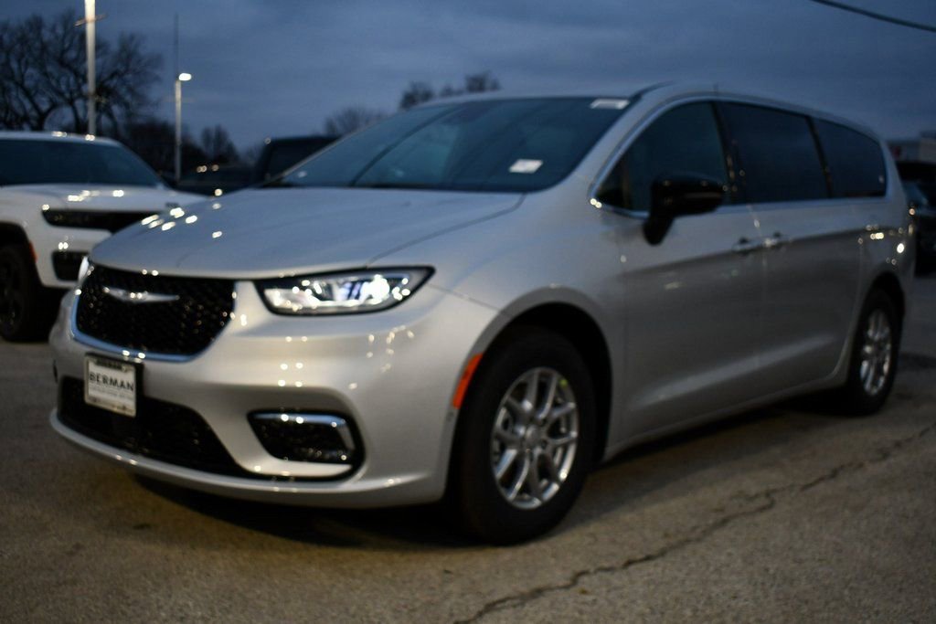 New 2026 Chrysler Pacifica Select image 4