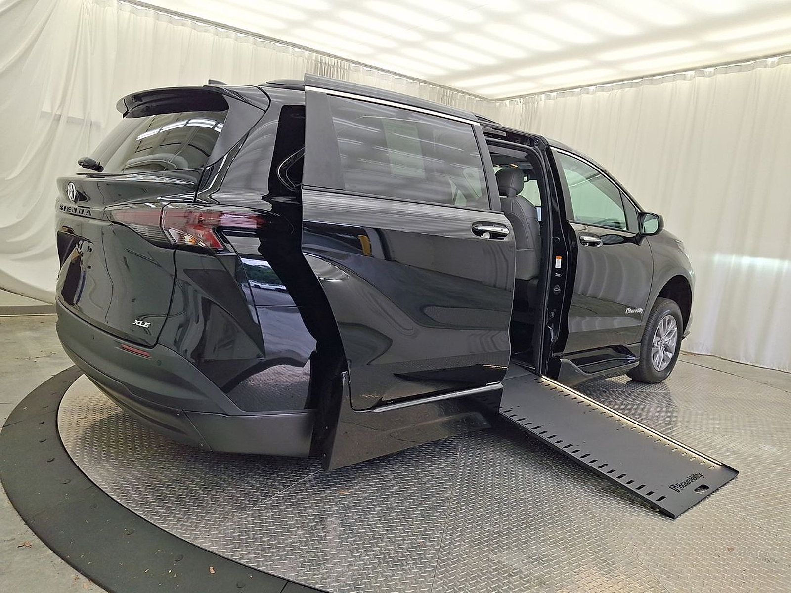 Used 2026 Toyota Sienna XLE FWD image 28