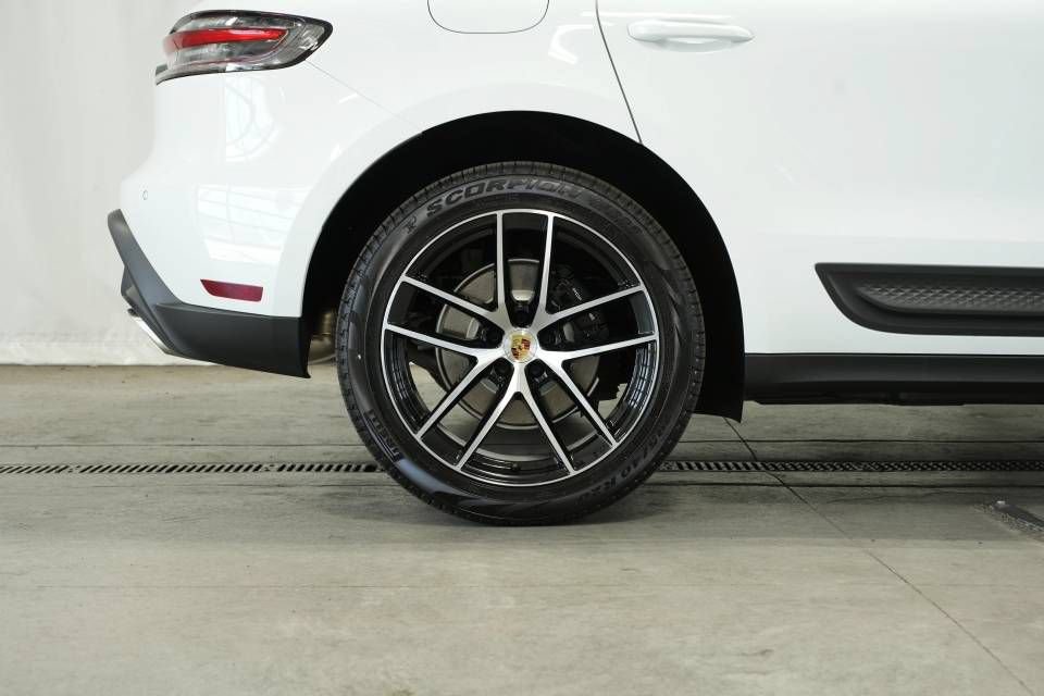 Certified 2025 Porsche Macan AWD/4WD image 40