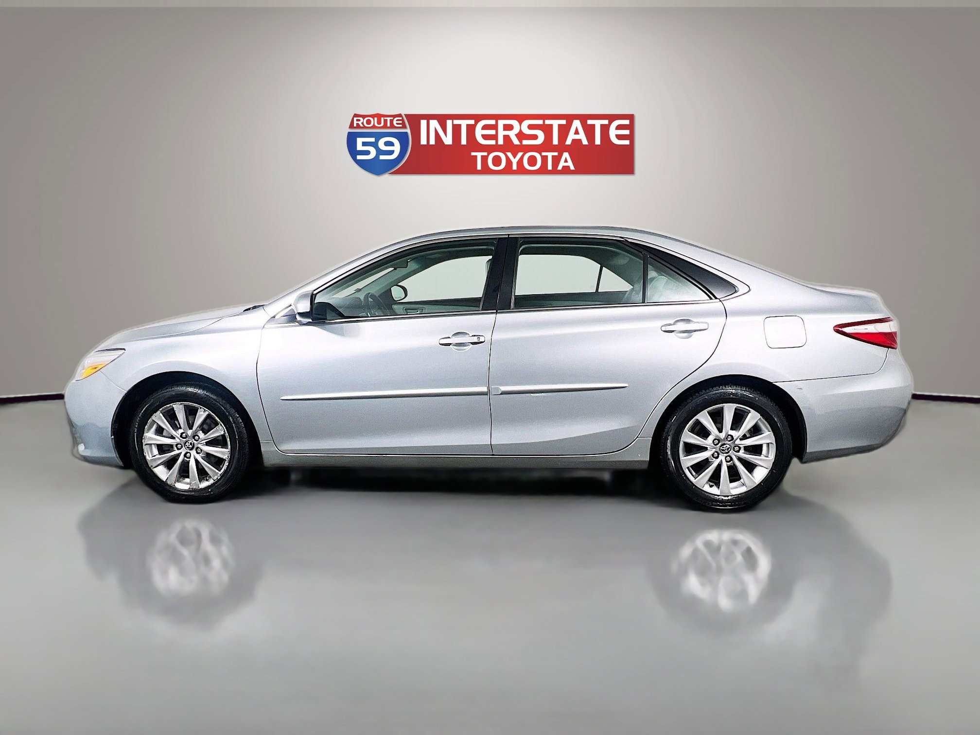 Used 2017 Toyota Camry XLE FWD image 4