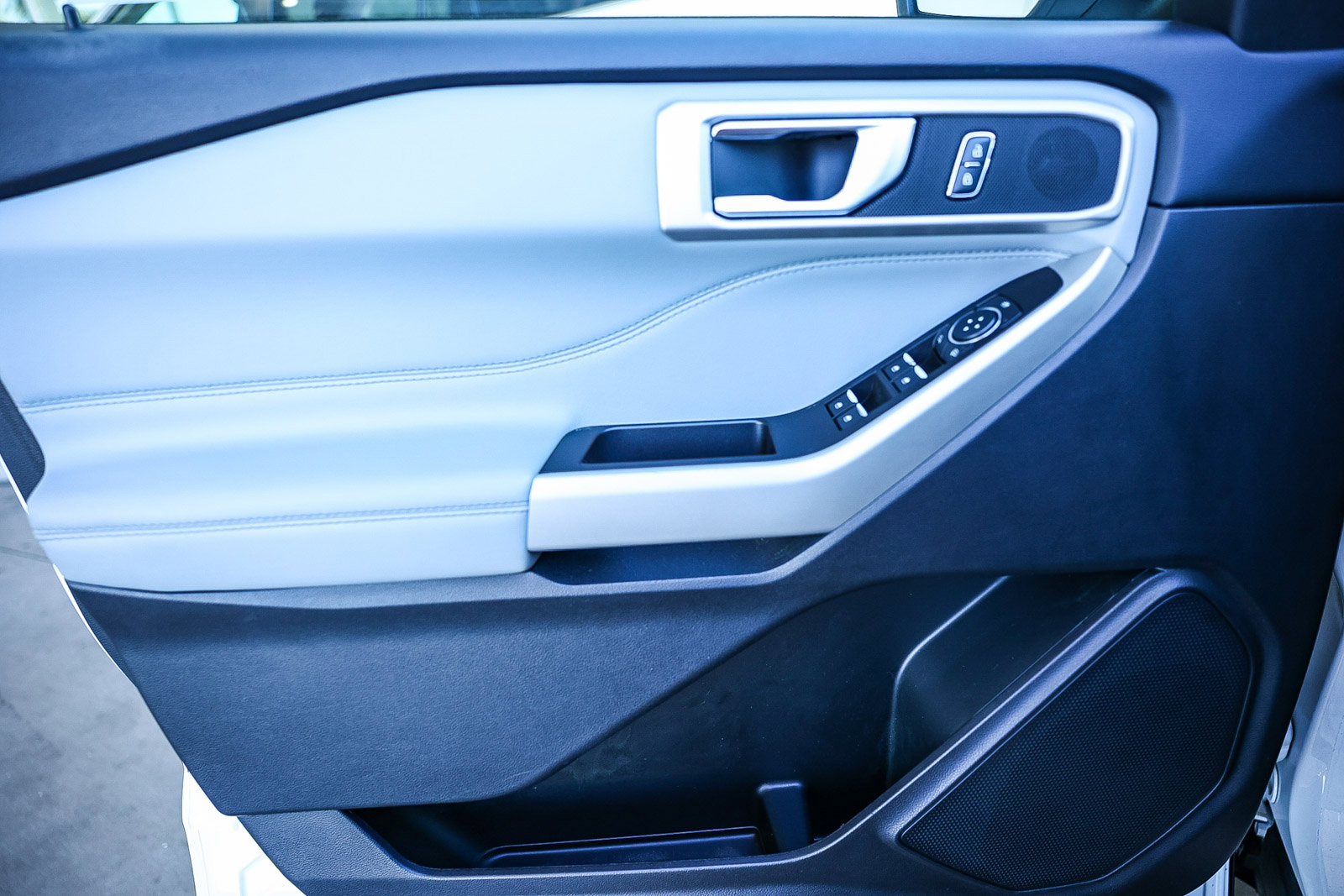 Used 2022 Ford Explorer XLT w/ Equipment Group 202A image 27