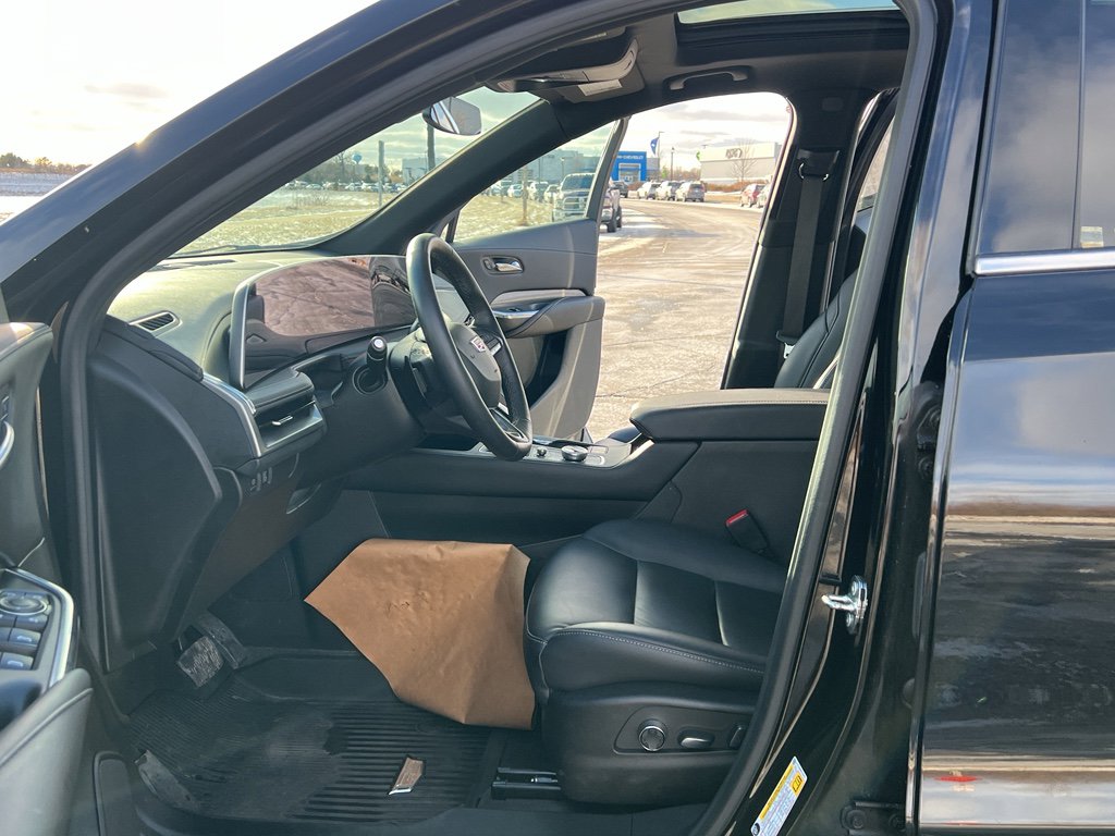 Used 2024 Cadillac XT4 Premium Luxury image 13