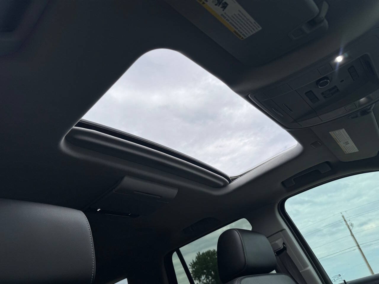 Used 2018 Chevrolet Tahoe Premier AWD/4WD image 16