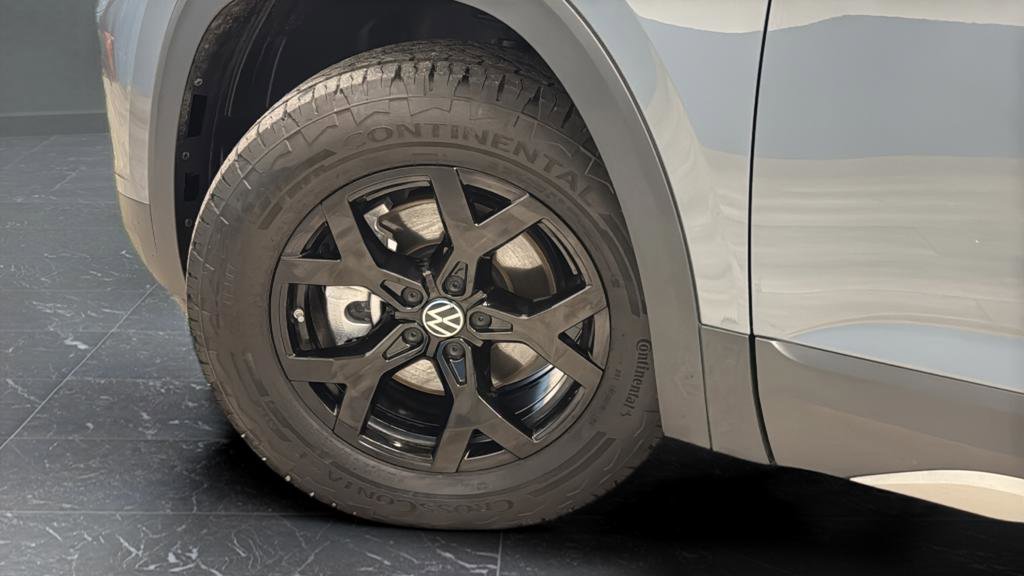 Used 2025 Volkswagen Atlas Peak Edition SE image 35