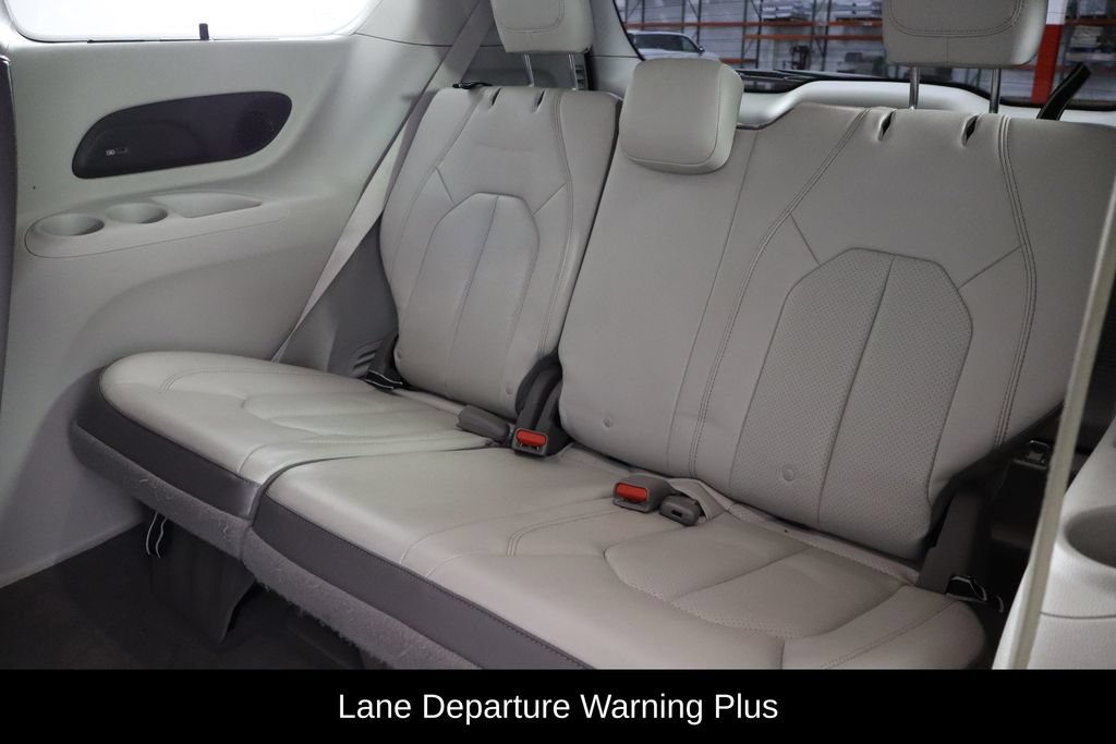 Used 2019 Chrysler Pacifica Touring-L Plus w/ Advanced Safetytec Group FWD image 17