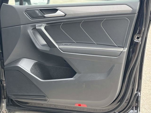 Used 2023 Volkswagen Tiguan SE w/ Panoramic Sunroof Package FWD image 27