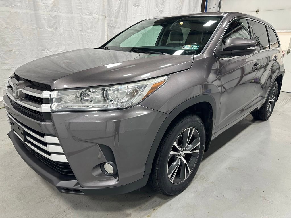 Used 2018 Toyota Highlander Plus w/ Carpet Mat Package (TMS) AWD/4WD image 3