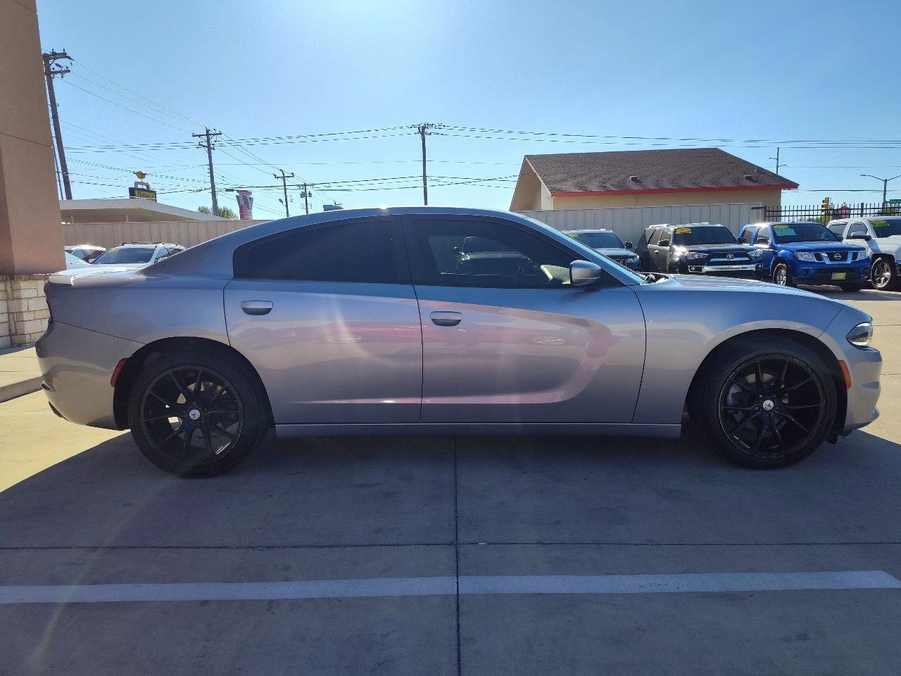 Used 2015 Dodge Charger SXT RWD image 3