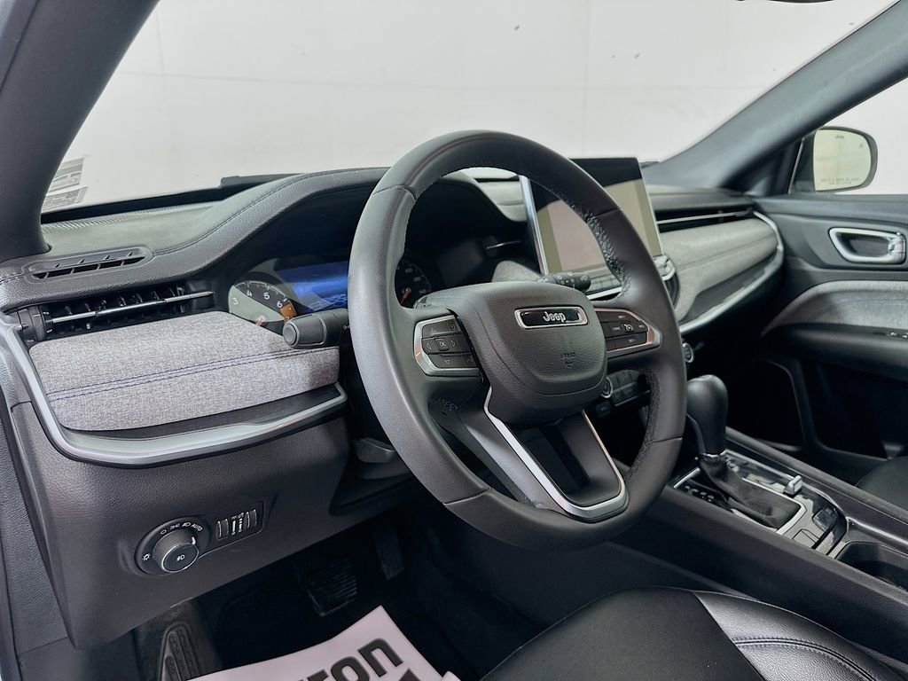 Used 2024 Jeep Compass Latitude image 9