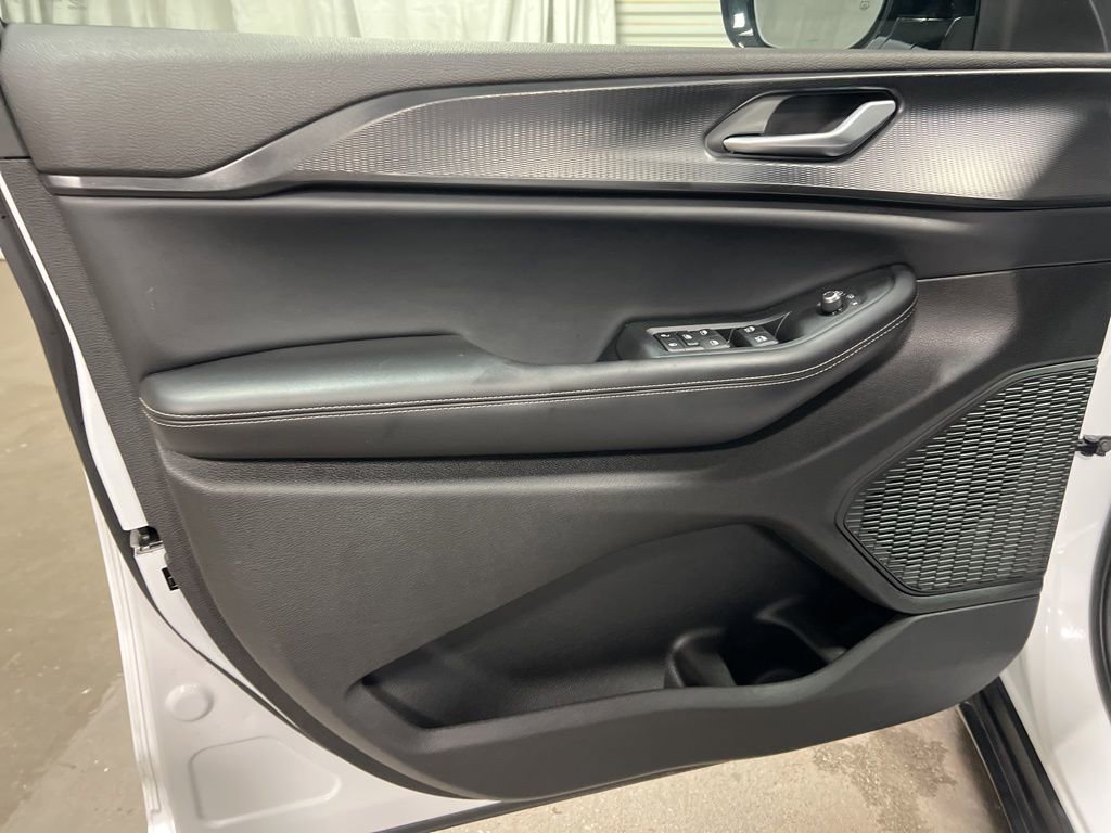 Used 2025 Jeep Grand Cherokee Altitude image 15