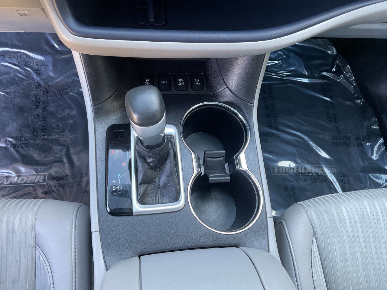 Used 2015 Toyota Highlander Plus AWD/4WD image 25