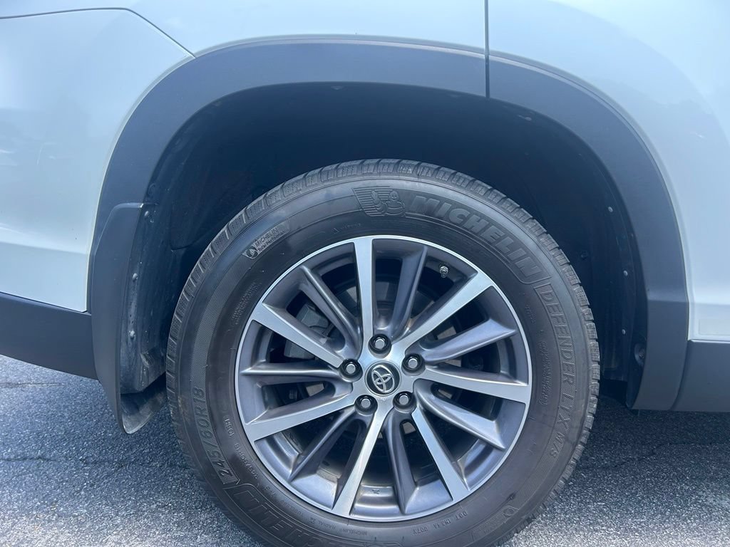 Used 2019 Toyota Highlander XLE AWD/4WD image 25