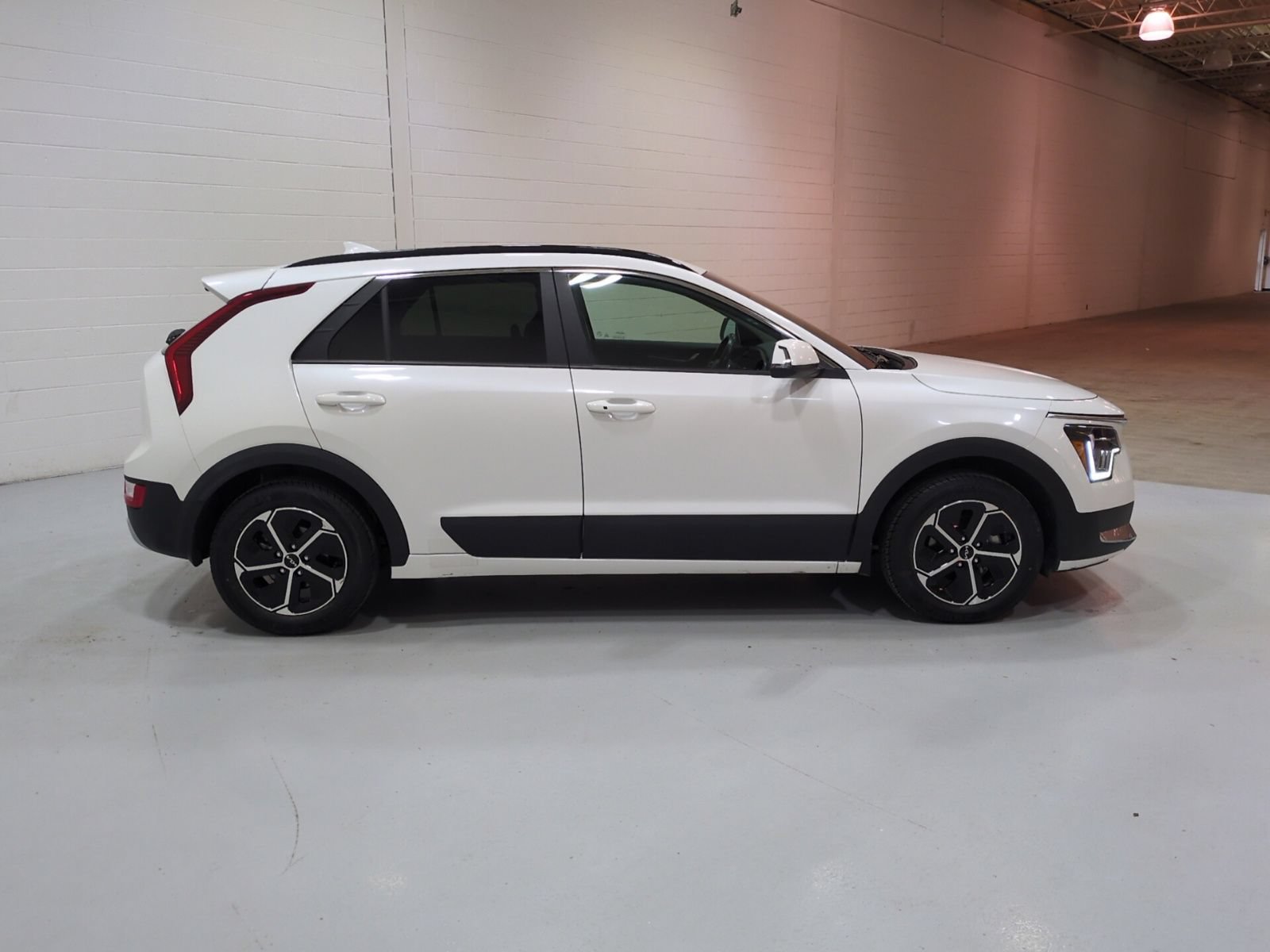 Certified 2024 Kia Niro EX FWD image 2