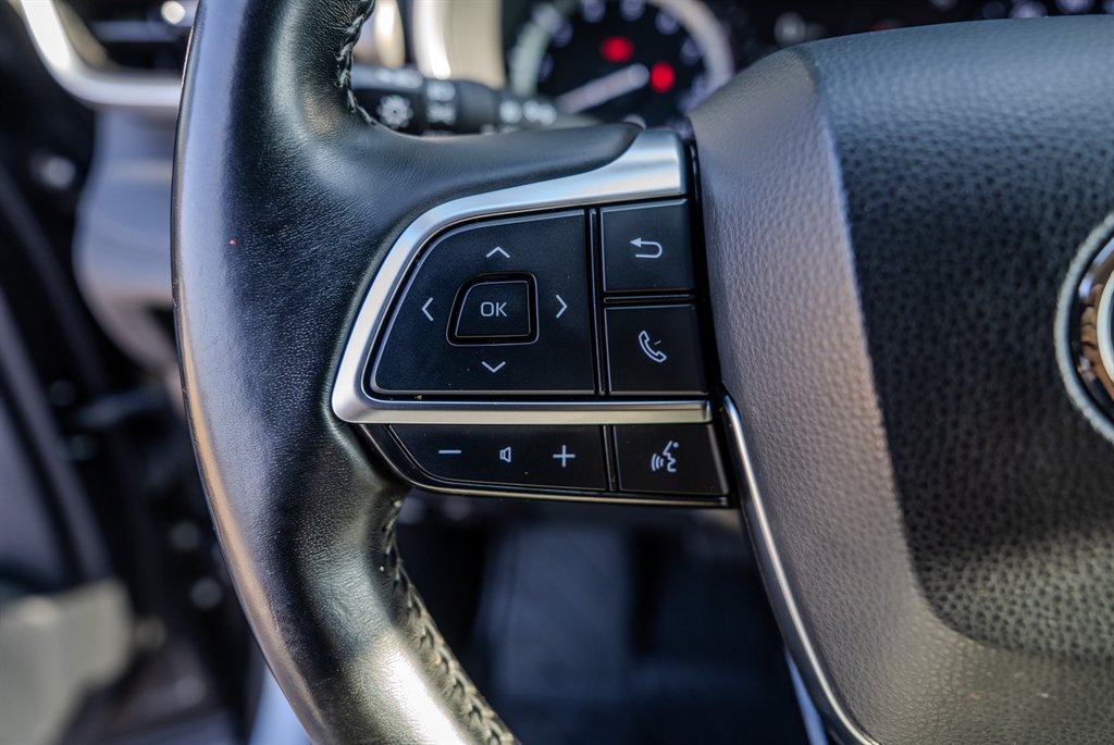 Used 2020 Toyota Highlander XLE FWD image 16