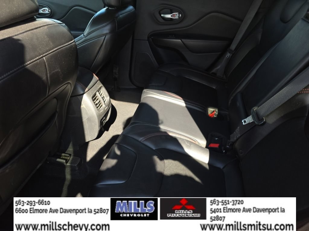 Used 2019 Jeep Cherokee Trailhawk w/ Cold Weather Group AWD/4WD image 15