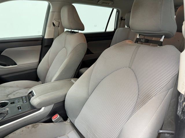 Used 2021 Toyota Highlander LE image 9