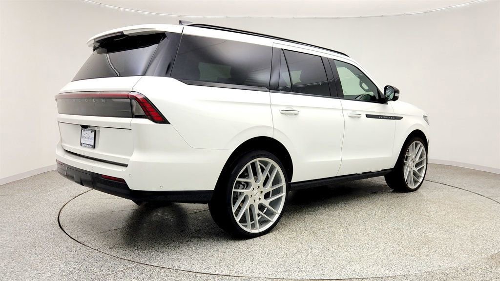 Used 2025 Lincoln Navigator Reserve w/ Jet Appearance Package image 5