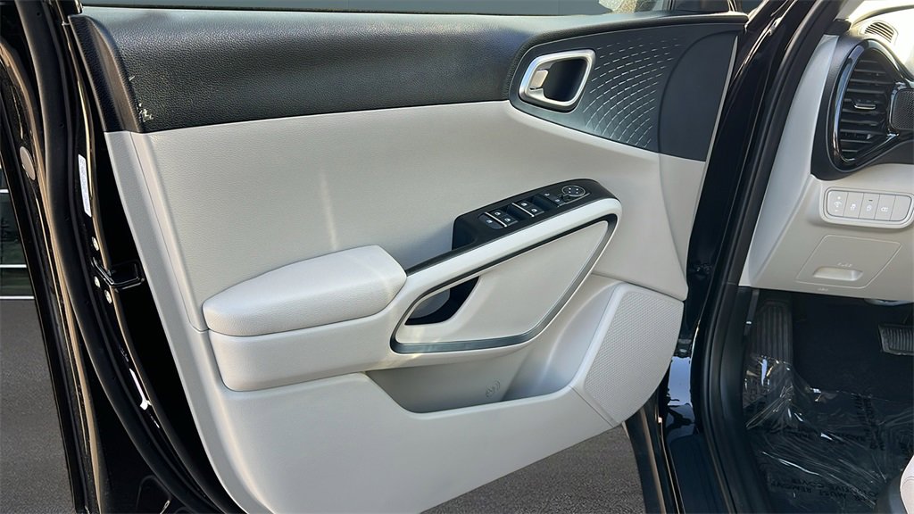 Certified 2025 Kia Soul EX image 21