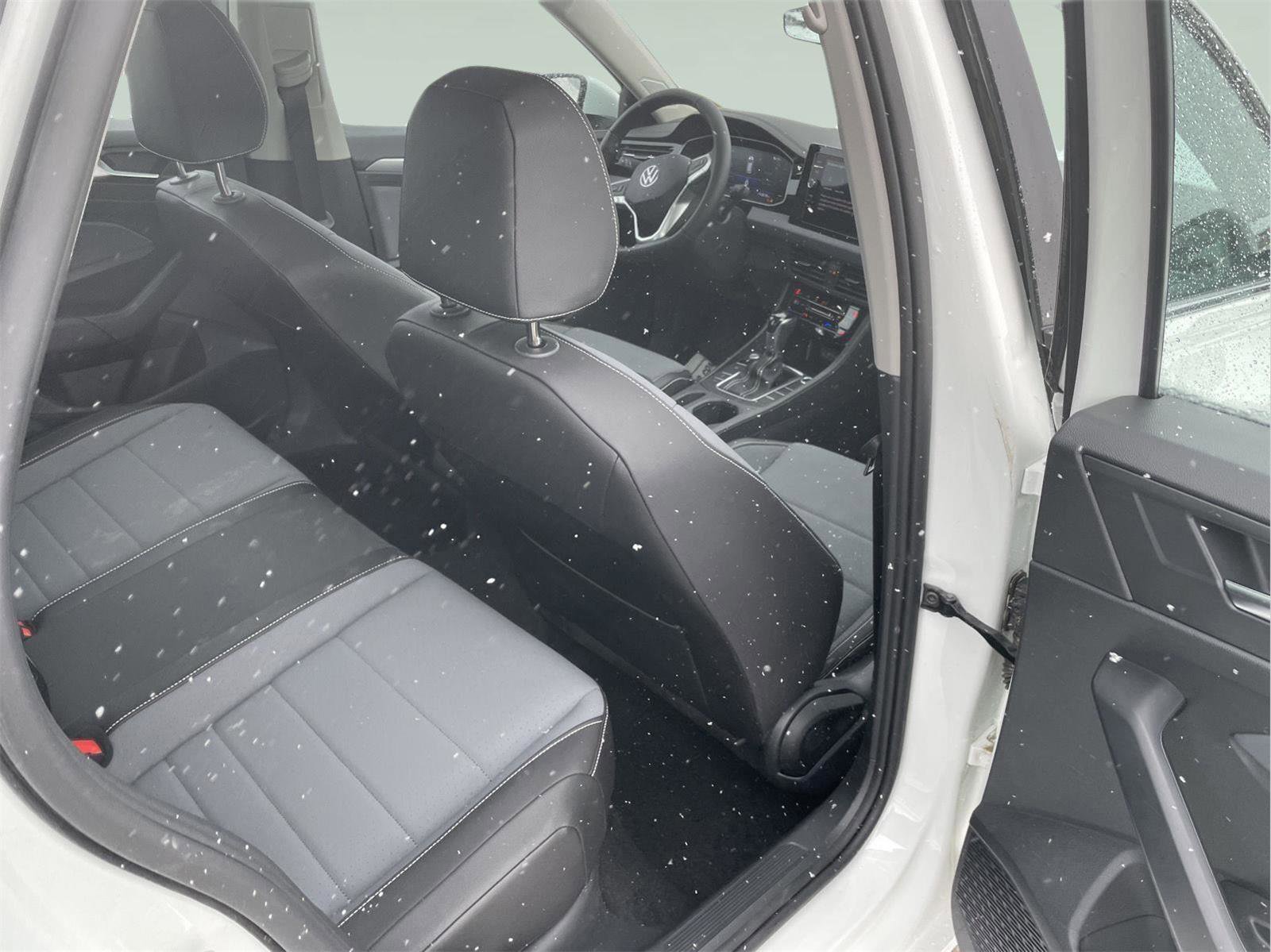 Used 2025 Volkswagen Jetta SE w/ Sunroof Package image 17