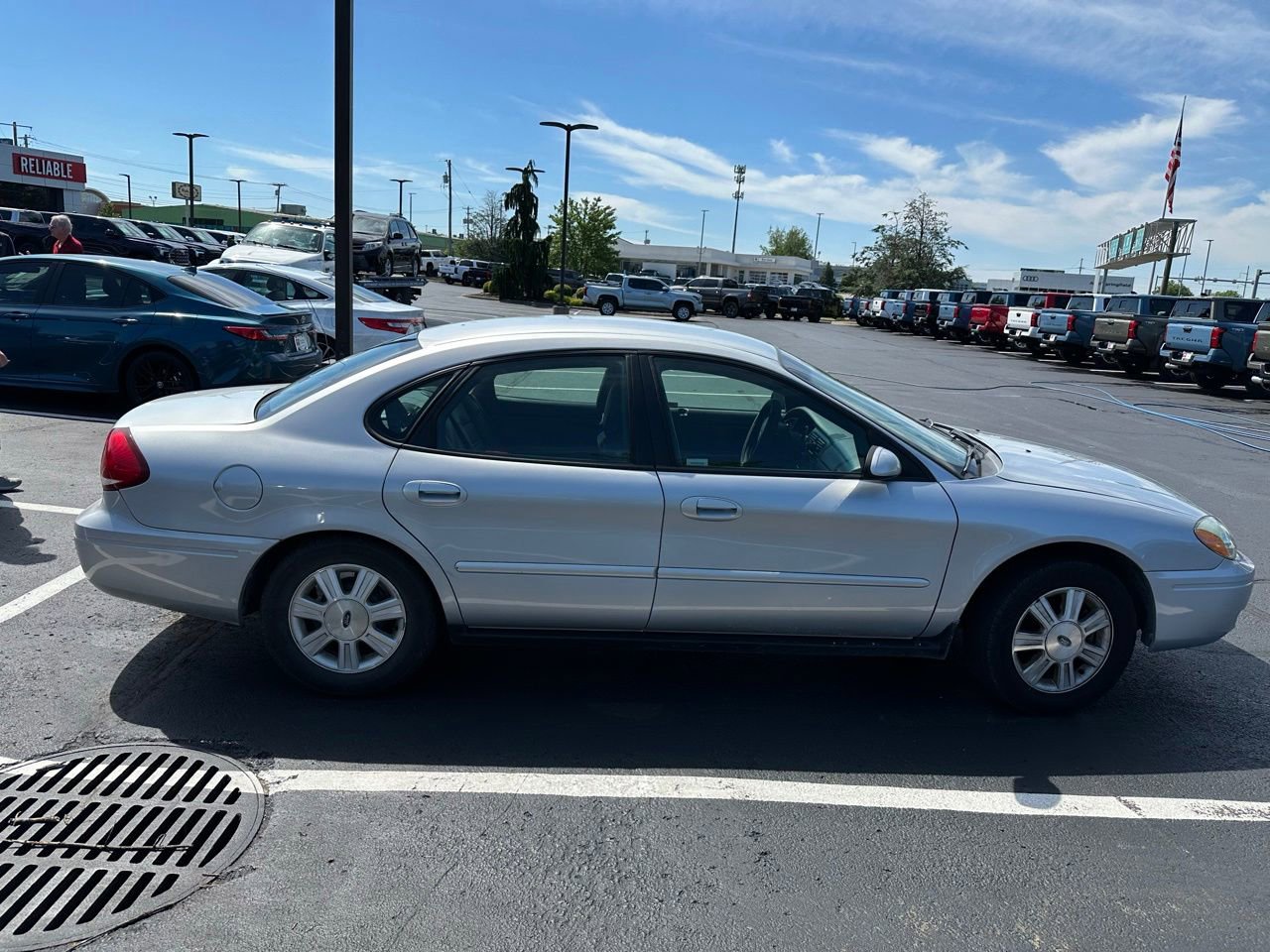 Used 2007 Ford Taurus SEL FWD image 2