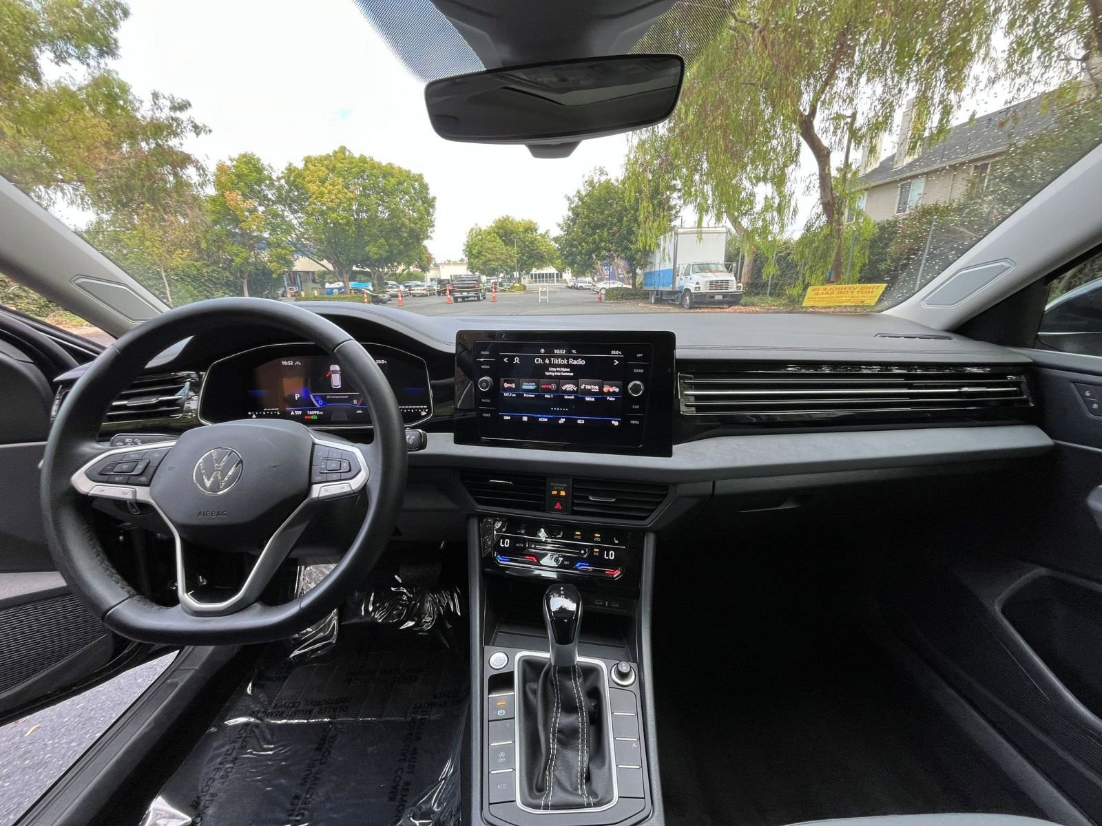 Used 2025 Volkswagen Jetta SE image 32