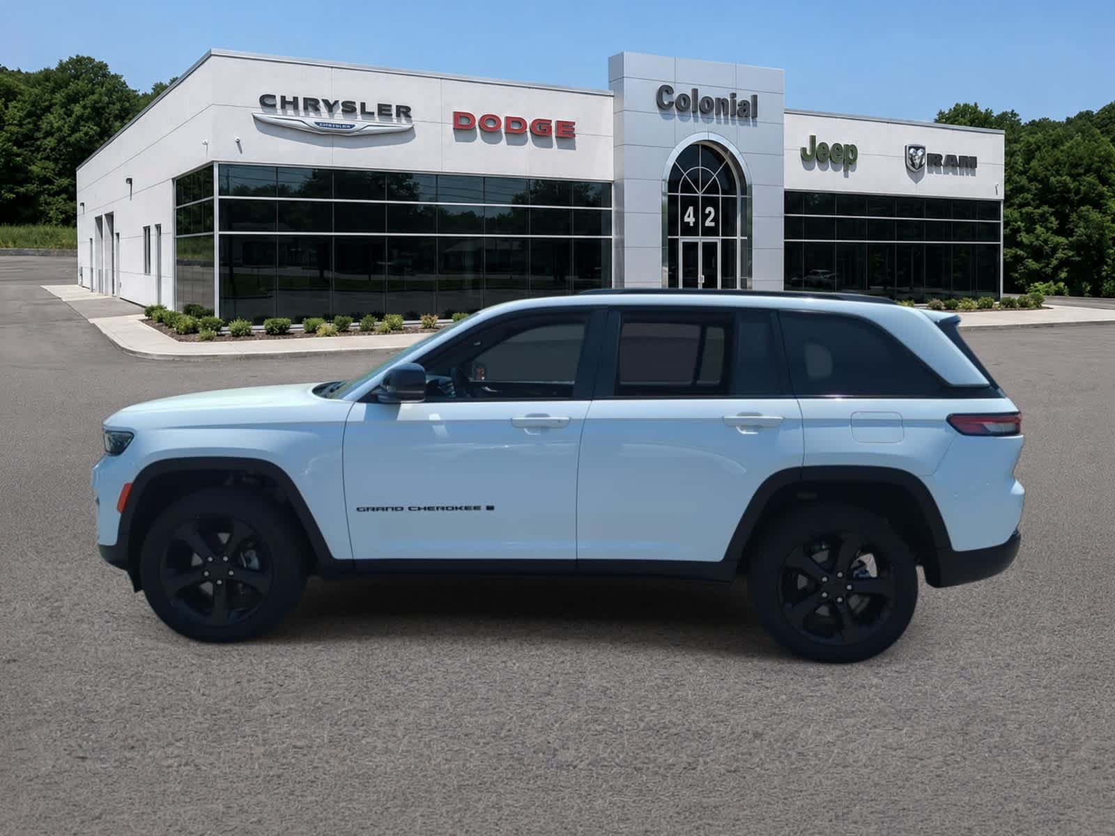 Used 2023 Jeep Grand Cherokee Altitude AWD/4WD image 3