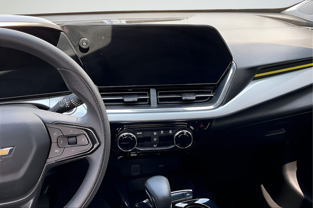 Used 2025 Chevrolet Trax LT FWD image 9