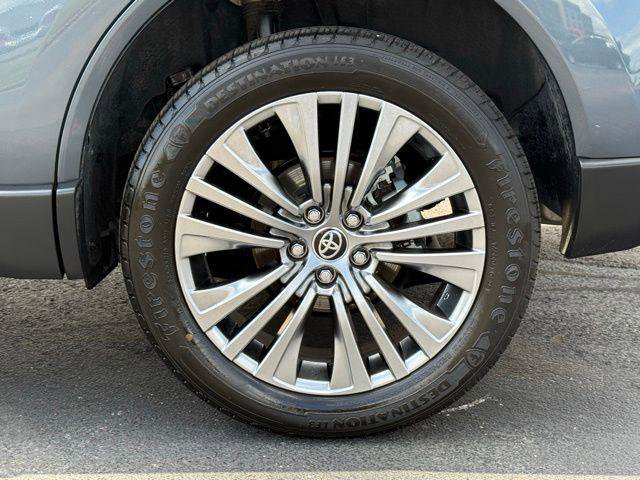 Used 2024 Toyota Venza XLE AWD/4WD image 16