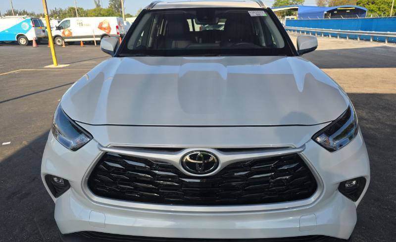 Used 2025 Toyota Highlander XLE image 2