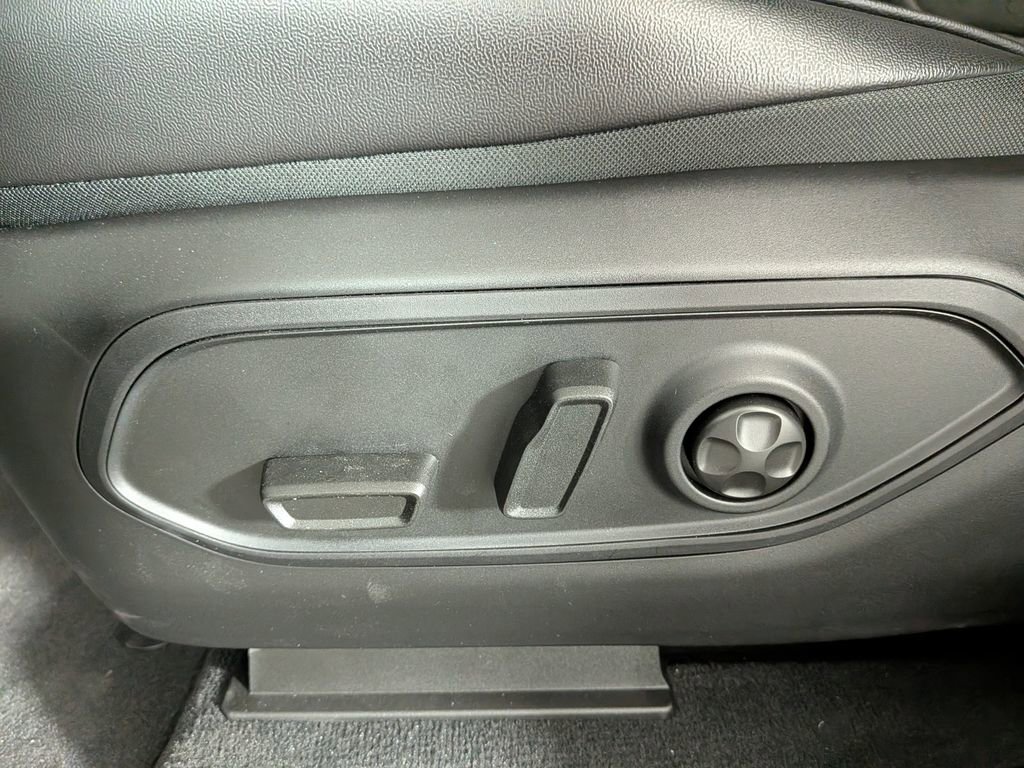 New 2025 Jeep Grand Cherokee Altitude image 18