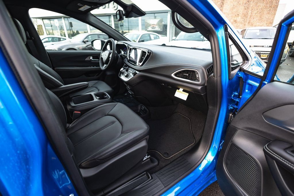 New 2026 Chrysler Pacifica Select w/ S Appearance Package image 30