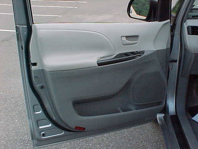 Used 2011 Toyota Sienna w/ Towing Pkg FWD image 22