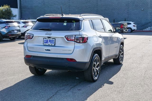 Used 2025 Jeep Compass Limited image 9