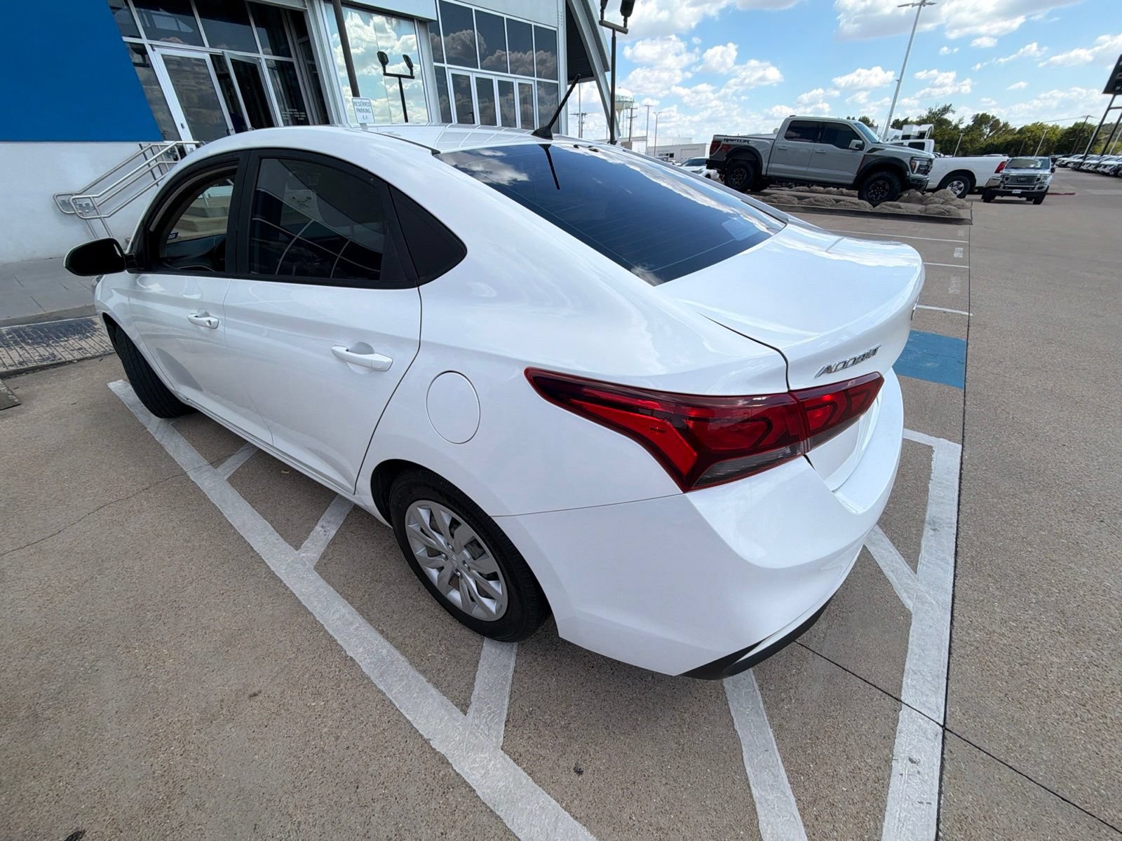 Used 2020 Hyundai Accent SE w/ Cargo Package FWD image 4