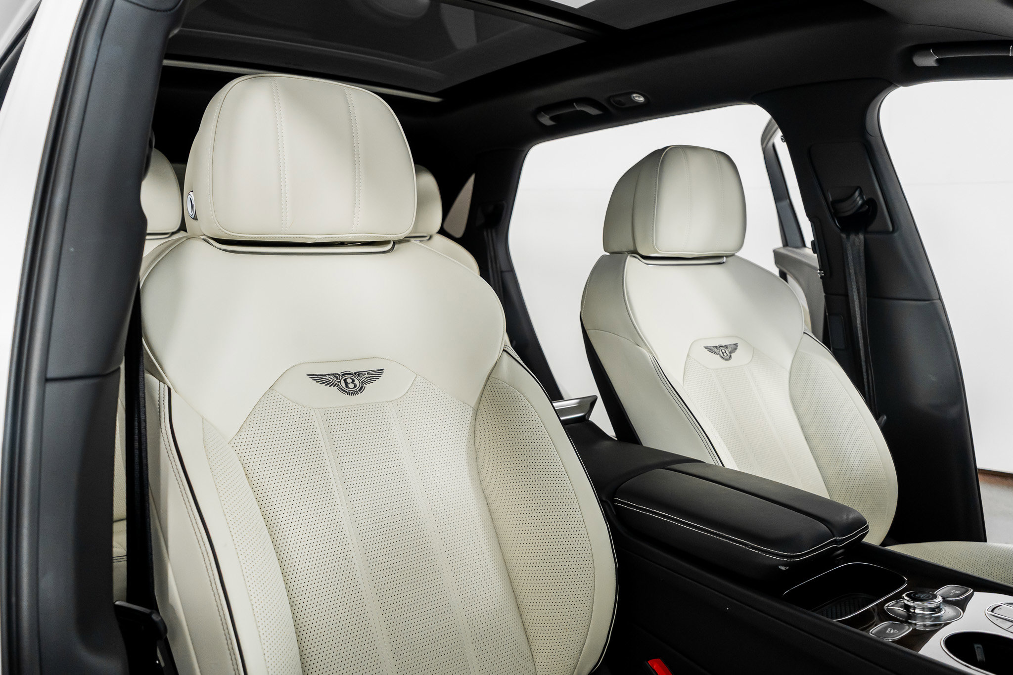 Used 2023 Bentley Bentayga Extended Wheelbase image 32