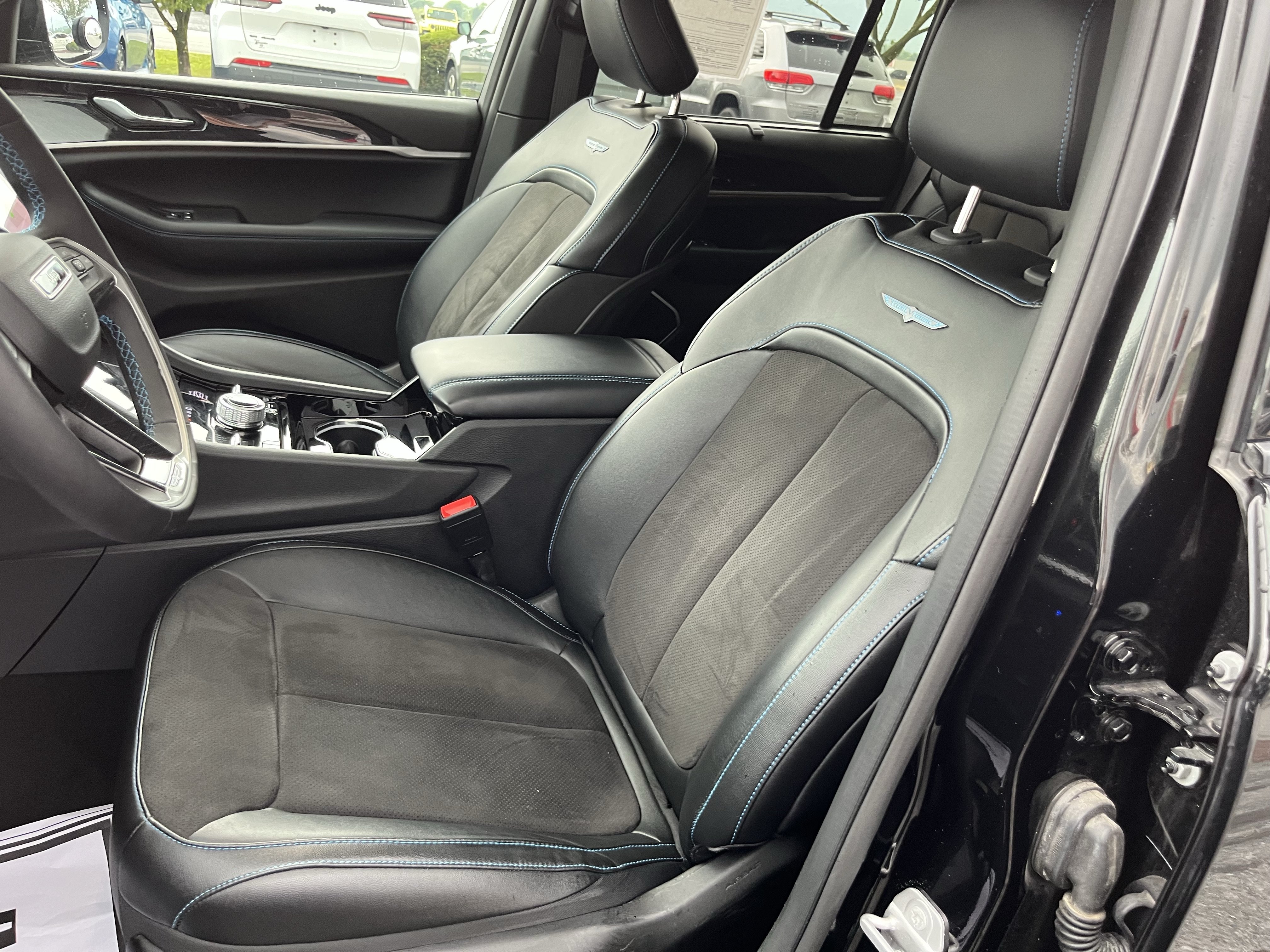Used 2023 Jeep Grand Cherokee Trailhawk w/ Luxury Tech Group III AWD/4WD image 17