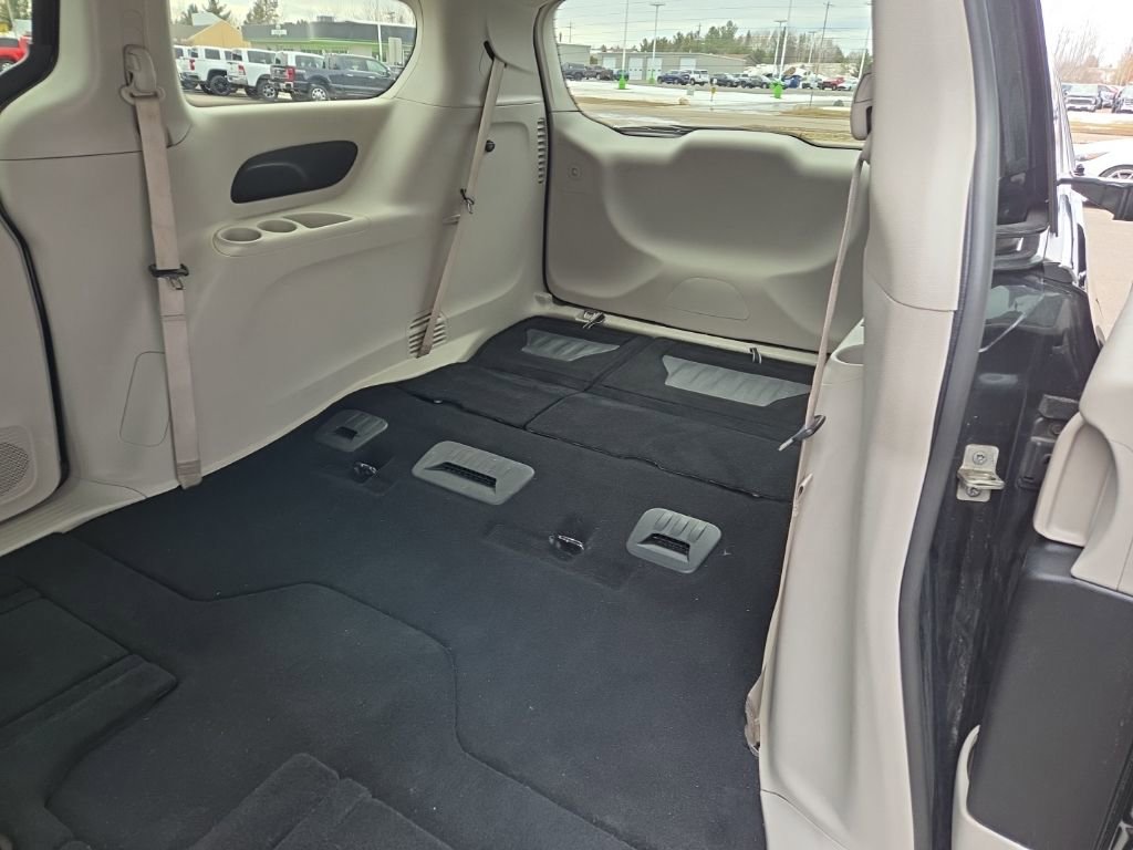 Used 2023 Chrysler Pacifica Touring-L FWD image 30