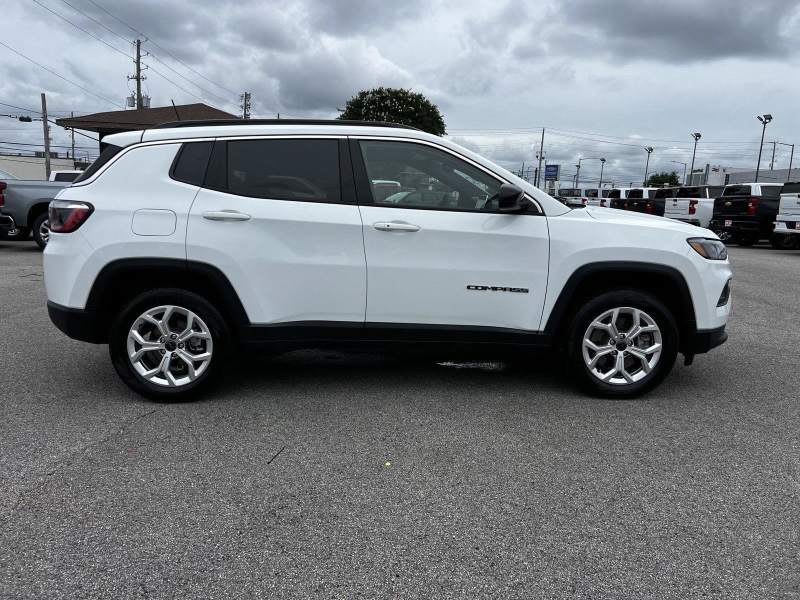 Used 2025 Jeep Compass Latitude AWD/4WD image 33