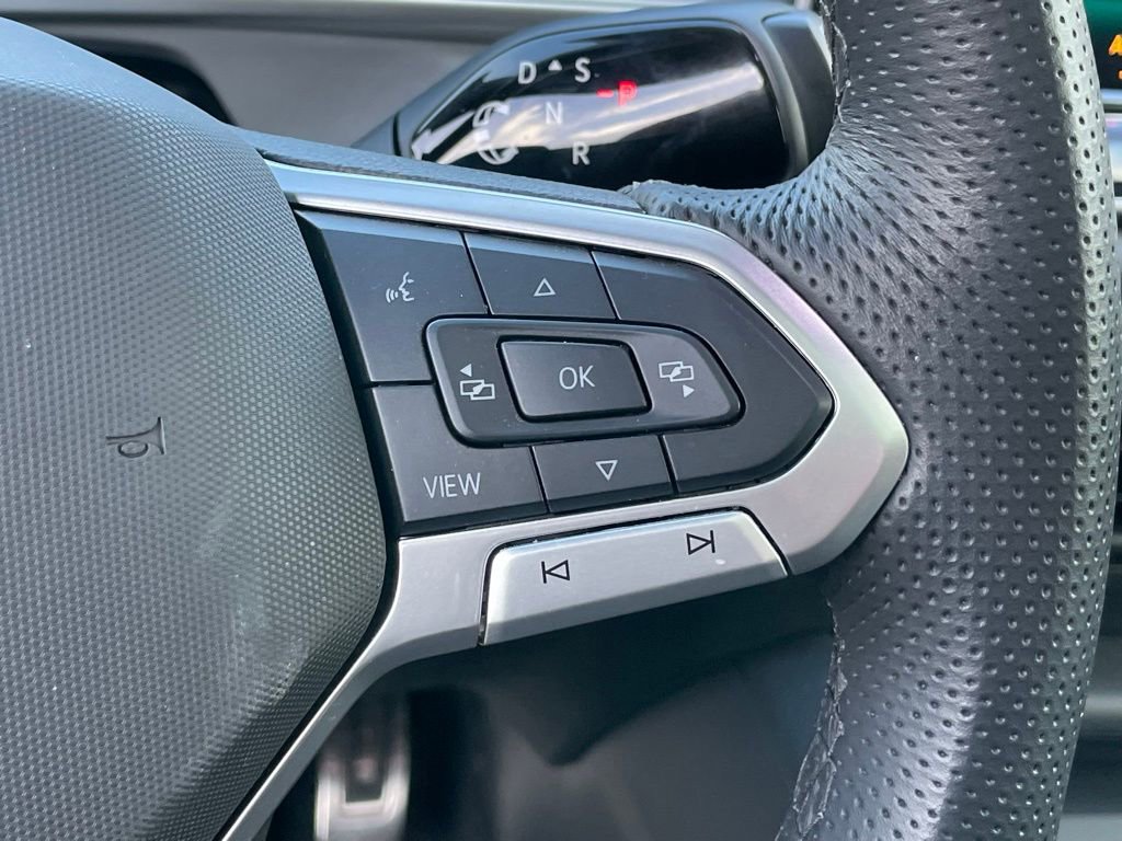 Certified 2025 Volkswagen Tiguan SE R-Line image 18