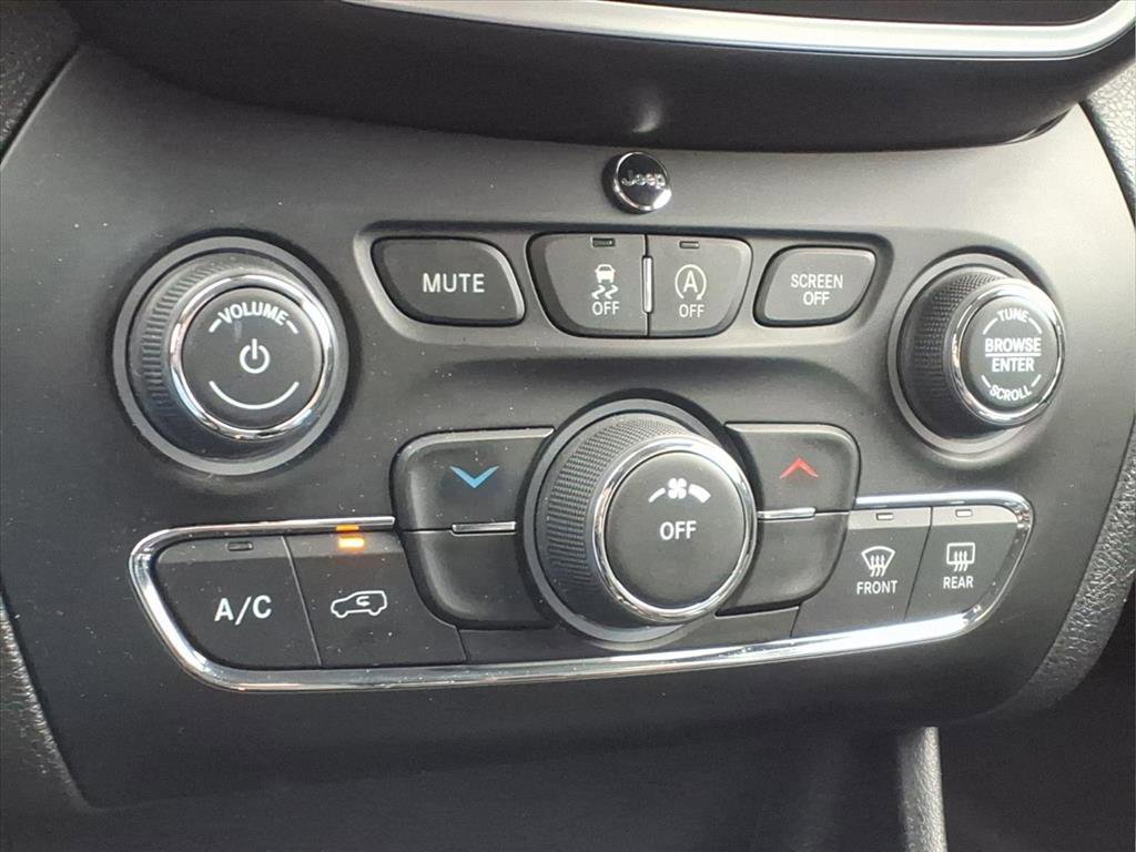 Used 2020 Jeep Cherokee Latitude Plus image 19