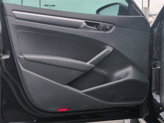 Used 2017 Volkswagen Passat 1.8T R-Line image 17