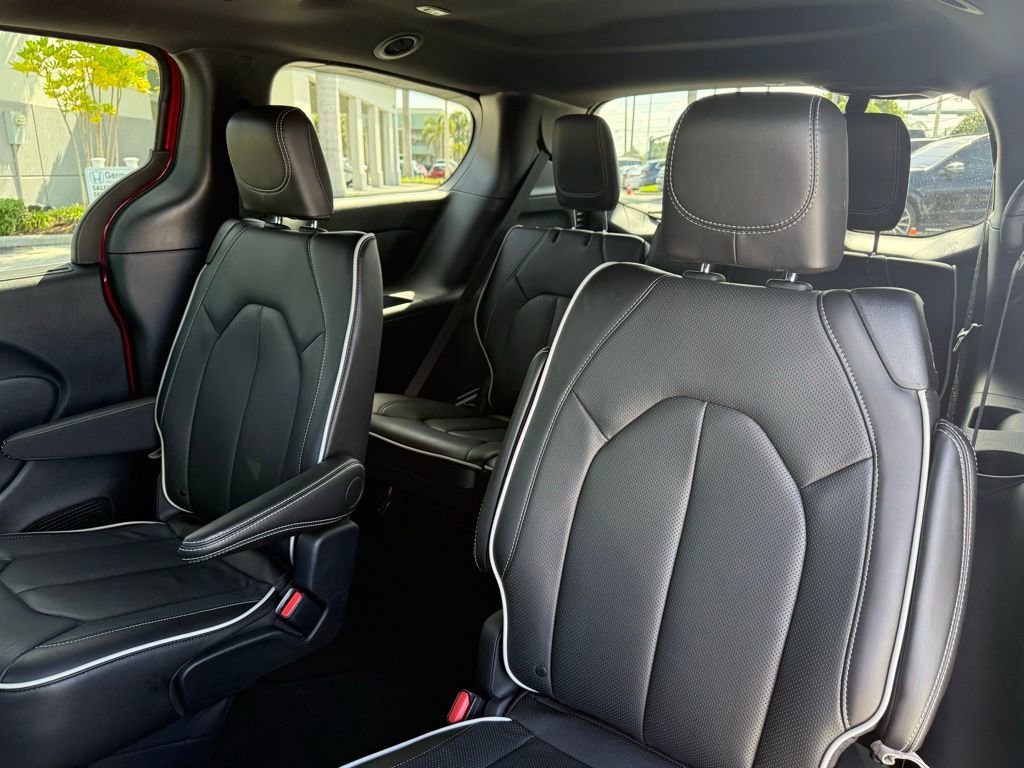 Used 2026 Chrysler Pacifica Limited image 16