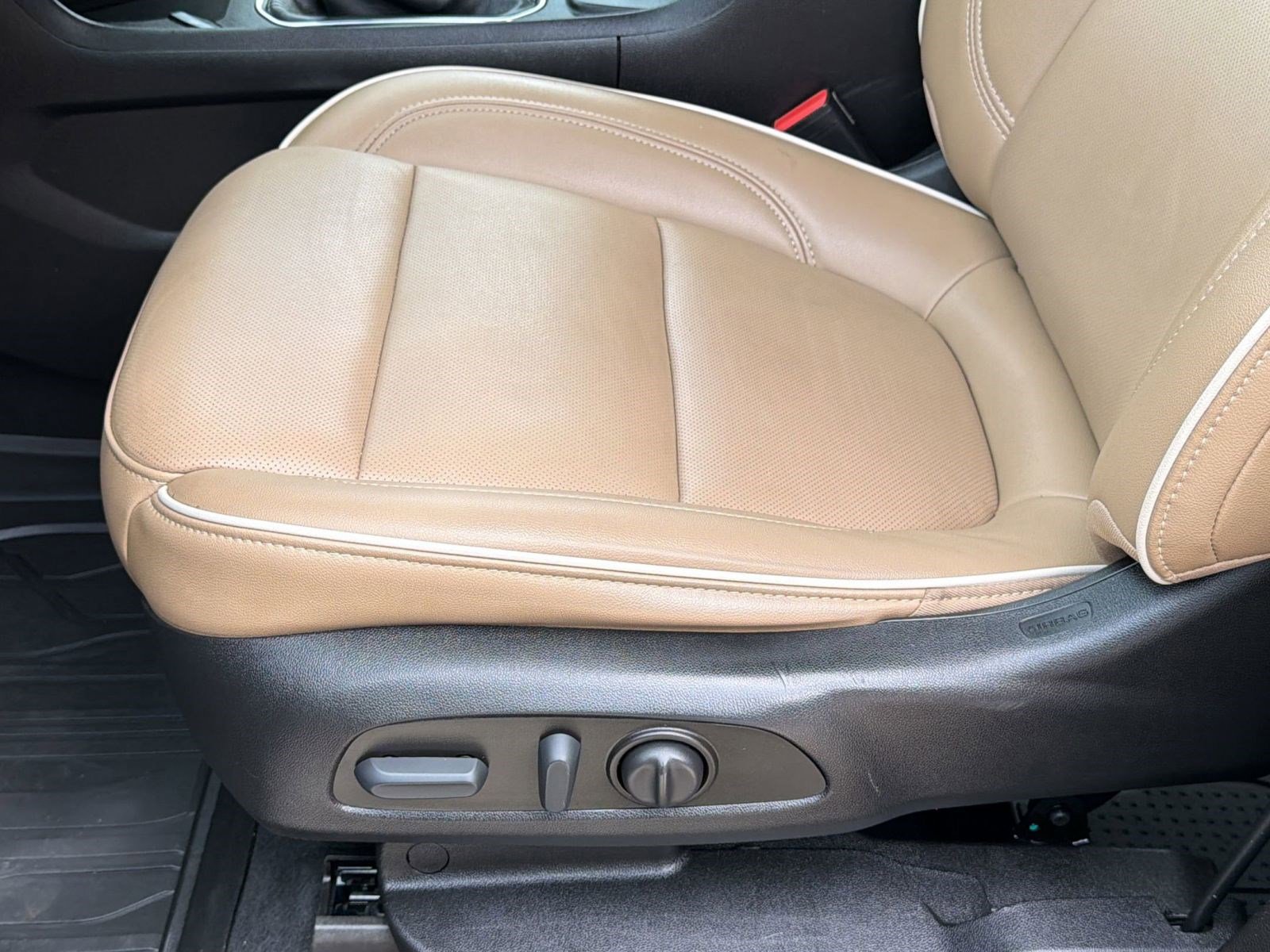 Used 2023 Chevrolet Traverse Premier FWD image 14