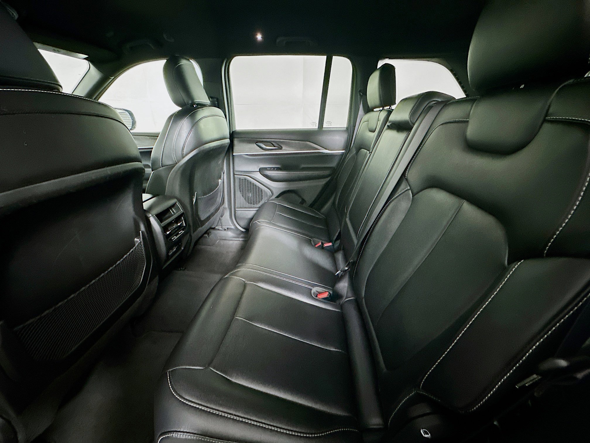 Used 2024 Jeep Grand Cherokee Limited image 27