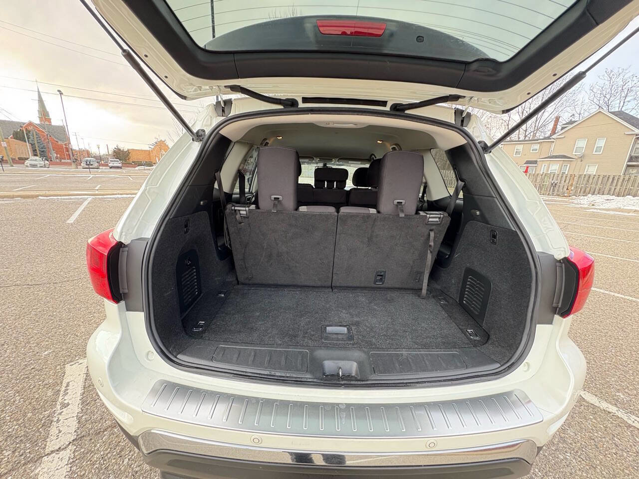 Used 2020 Nissan Pathfinder SV image 28