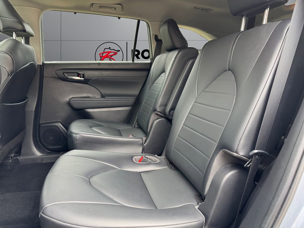 Used 2021 Toyota Highlander XLE AWD/4WD image 18