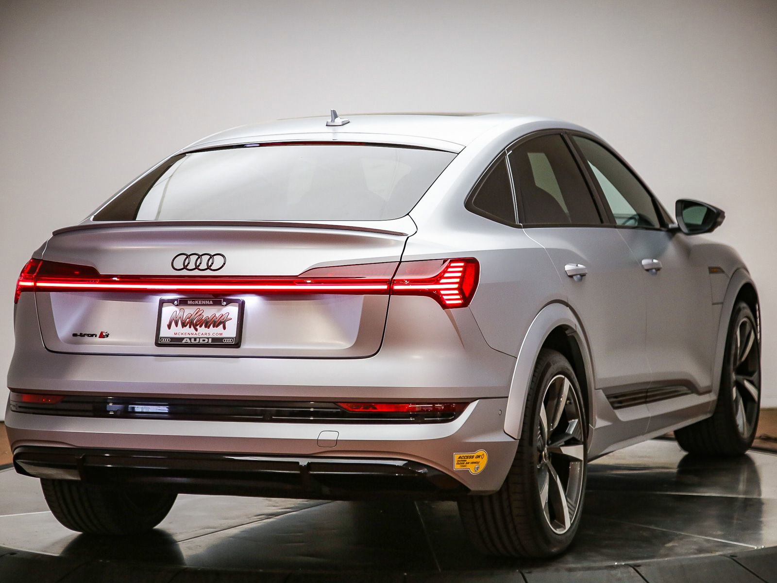 Used 2022 Audi e-tron S Premium Plus AWD/4WD image 5