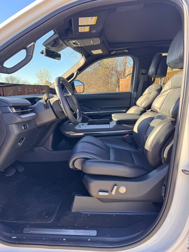 Used 2025 Lincoln Navigator Reserve w/ Jet Appearance Package image 6