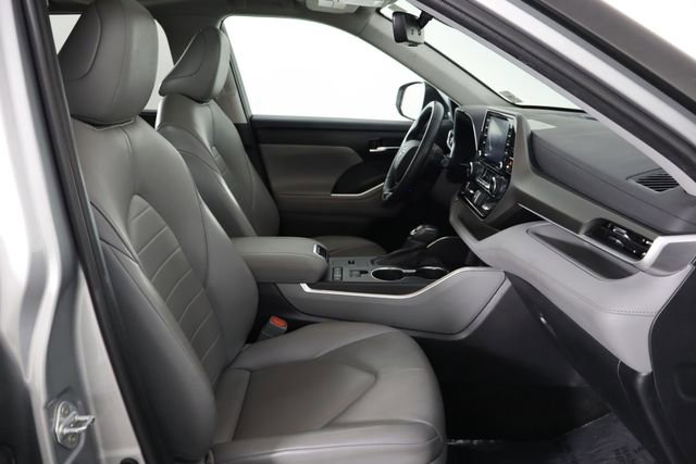 Used 2021 Toyota Highlander XLE FWD image 19